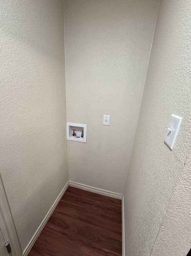 Building Photo - AVAILABLE NOW! (SECTION 8 ACCEPTED)