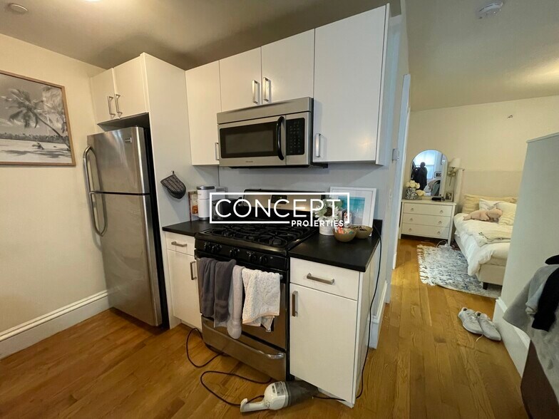 Building Photo - 658 Massachusetts Ave