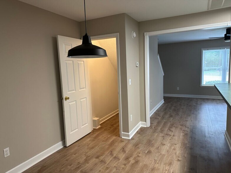 Building Photo - 111B Laura Ln