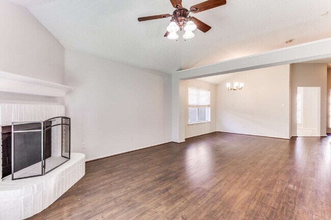 Building Photo - Adorable 3-Bed with Open Floor Plan & Dream Backyard