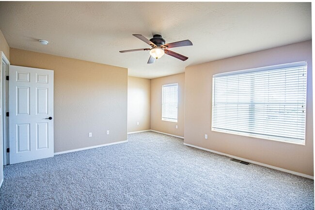Building Photo - 4 Bedroom 3 bath Beautiful Home