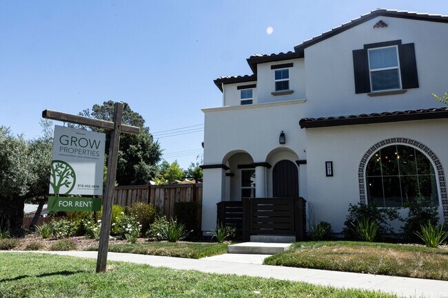 Building Photo - 3 bedroom | 2.5 bathroom | Crocker Village Single Family Home