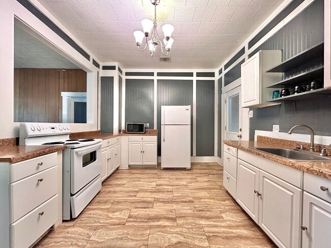 Building Photo - Inviting 2BR/1BA Single-Level Home with Po...