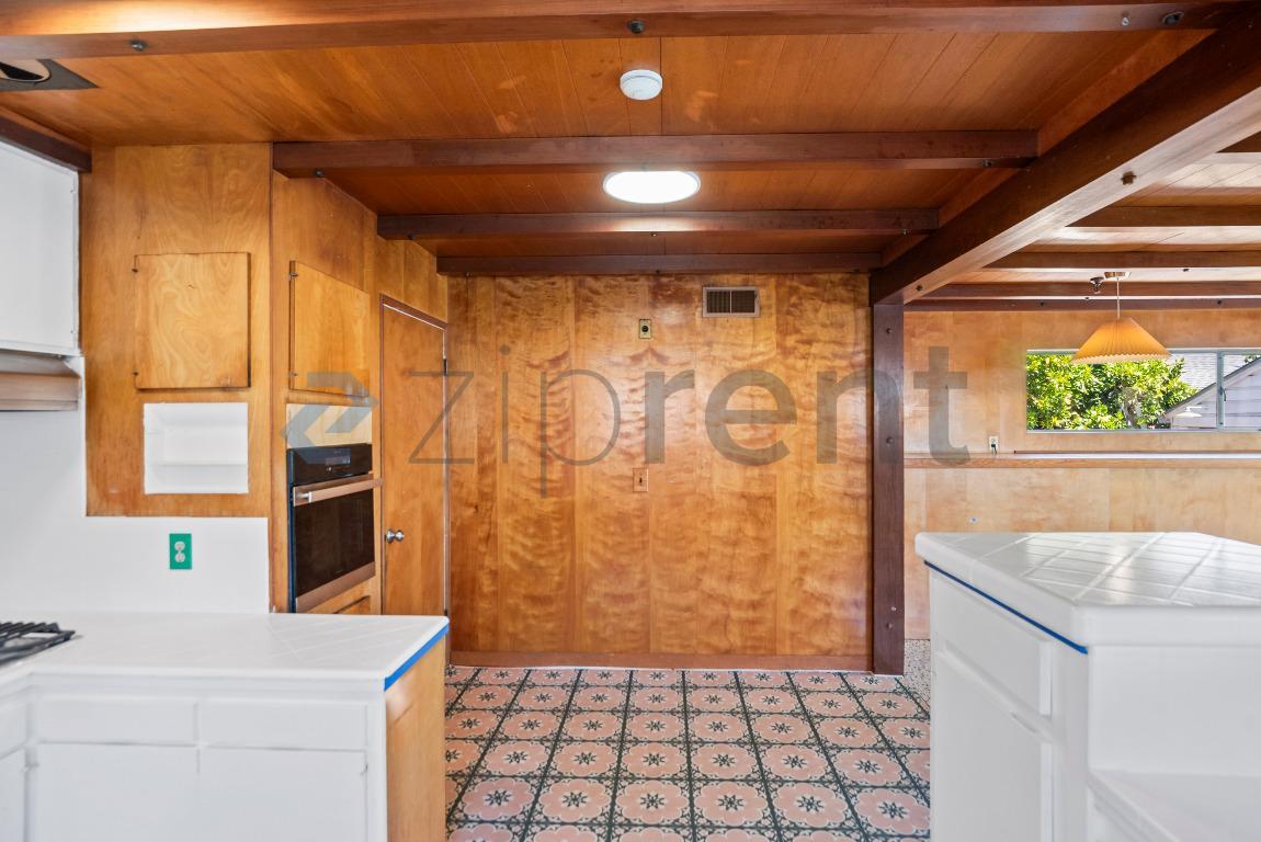 Building Photo - Unit