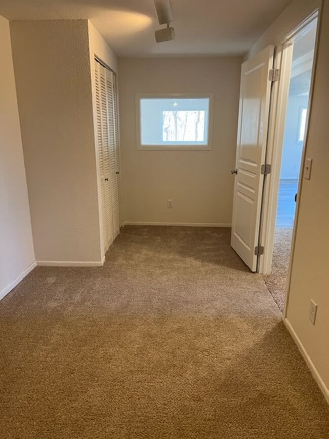 Building Photo - 4 BEDROOM HOME IN SKYWAY!!