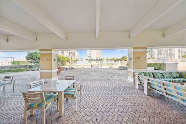 Building Photo - 3020 NE 32nd Ave