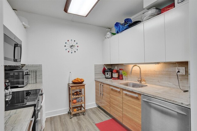 Building Photo - 161 Crandon Blvd
