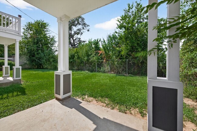 Building Photo - 714 Zoe St