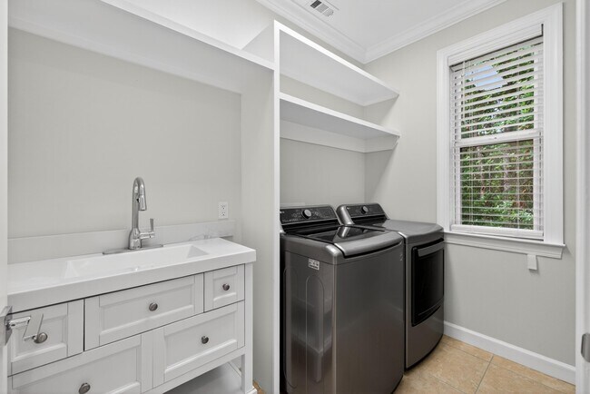 Building Photo - 2019 Pine Island Cir