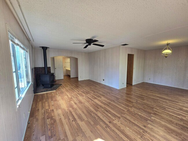 Building Photo - Light and Airy 2 Bedroom 2 Bath In Heather Glen Estates