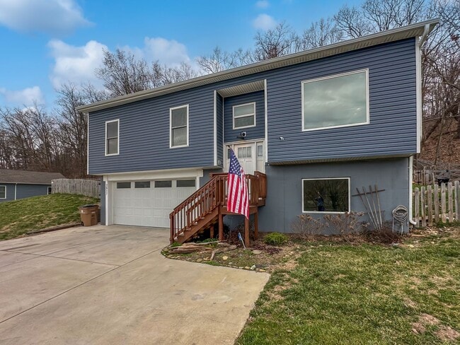Building Photo - 3 bedroom-Modern Elegance Meets Country Ch...