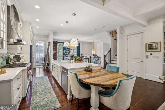 Building Photo - 9026 Riverbend Manor