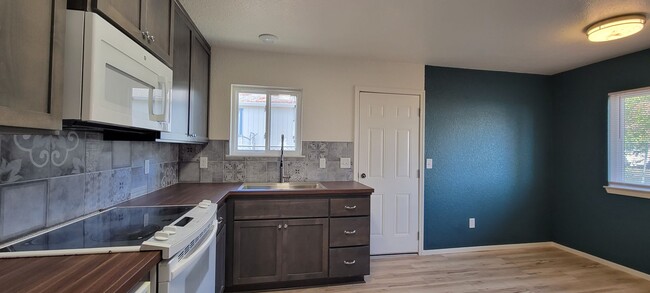 Building Photo - Newly Updated 3 Bedroom 1 Bath Home Close ...