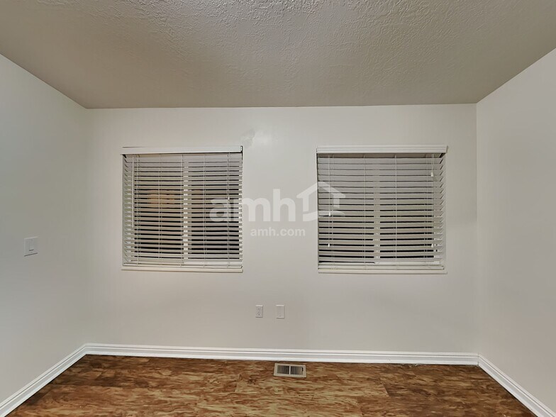 Building Photo - 1074 E 3250 N