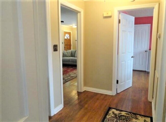 Building Photo - 1020 Elm Ave