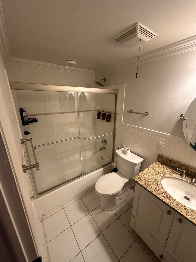 Building Photo - 2124 NE 5th Ave