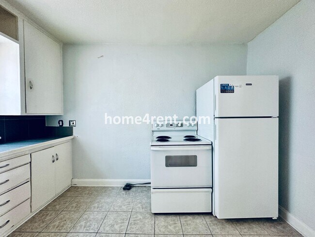 Building Photo - First Level Condo, Just Off the Plaza with Hardwood Floors and Lawn Care Provided!