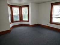 Building Photo - Spacious 3 Bedroom First Floor Webster Mas...