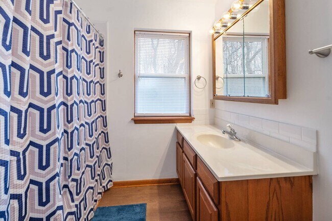 Building Photo - 1911 Cambridge Manor Dr