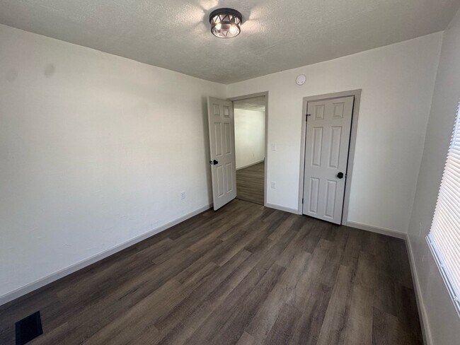 Building Photo - Updated 3BR Home on Half Acre in Kingsport, TN