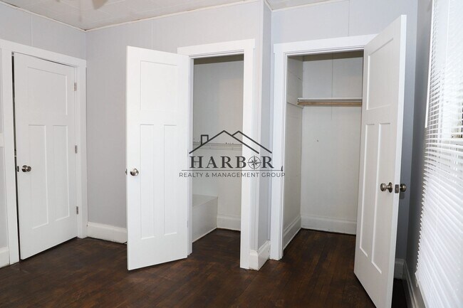 Building Photo - 11th Avenue NE Duplex