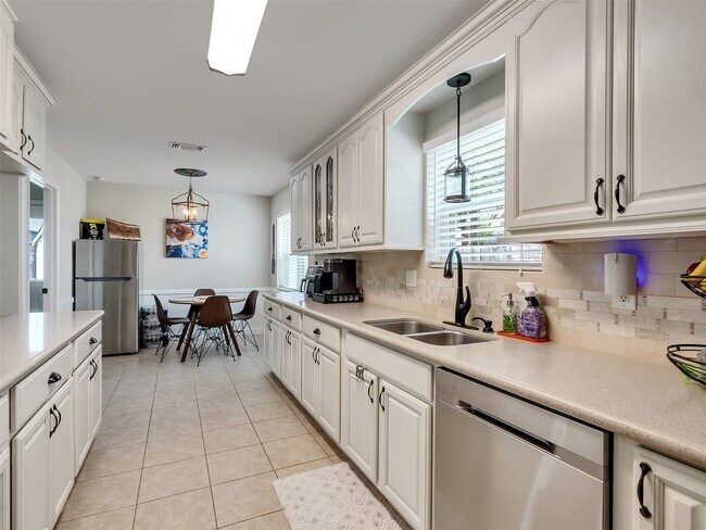 Building Photo - 2811 Quincannon Ln