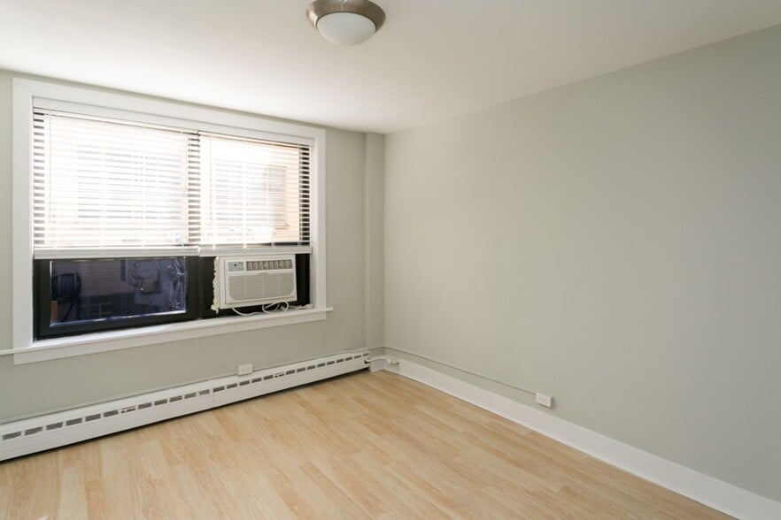 Building Photo - 450 W Wellington Ave