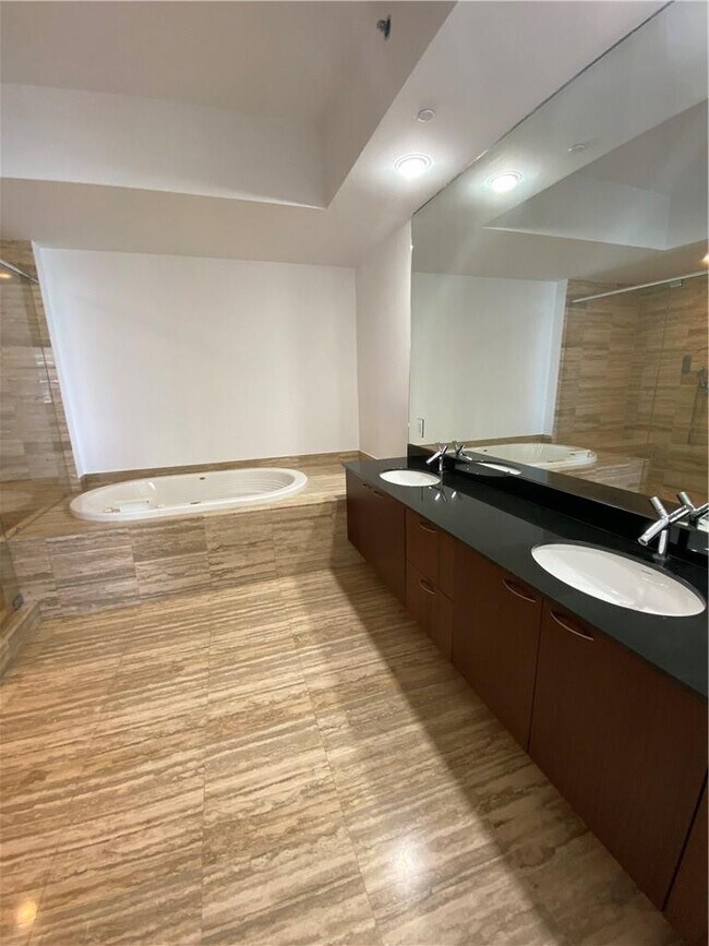 Building Photo - 16001 Collins Ave