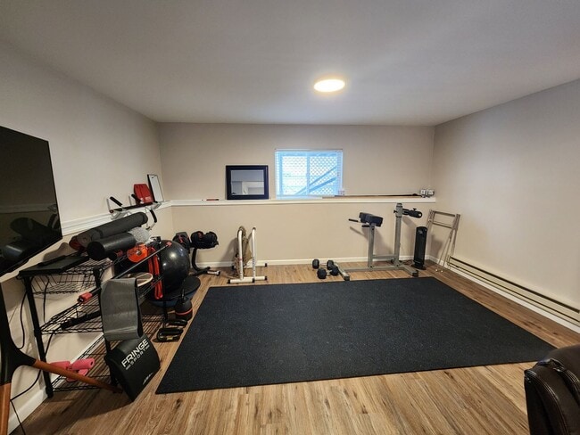 Building Photo - Immaculate 3 bedroom 2 bath split level ho...