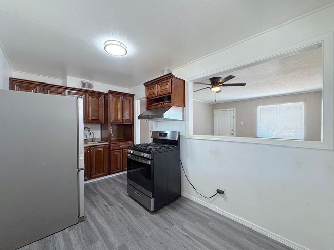 Building Photo - East/Central El Paso 3bed/1bath Refrig A/C with Outdoor Kitchen Oasis!