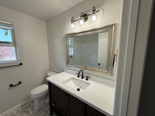 Building Photo - Fully Remodeled 2-Bedroom in Quiet Everett Four-Plex