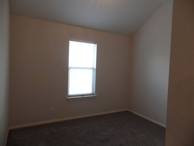 Building Photo - Carriage Point Beauty!