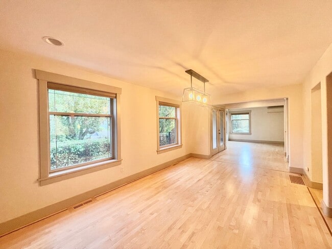 Building Photo - AVAILABLE NOW 3 BD 3.5 BA Townhome in Fremont