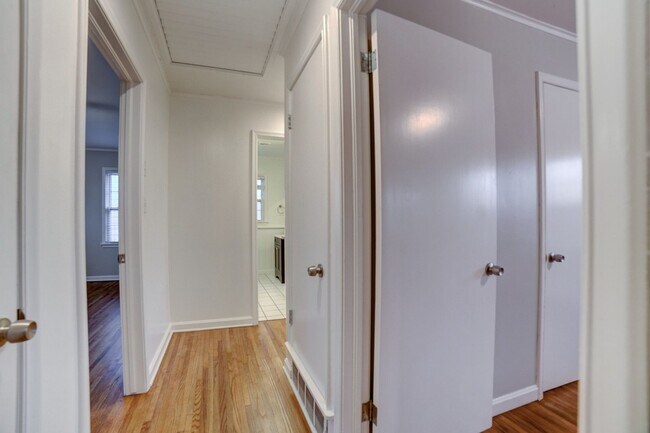 Building Photo - 3 Bed | 1 Bath  | Midtown Tulsa | Early Au...
