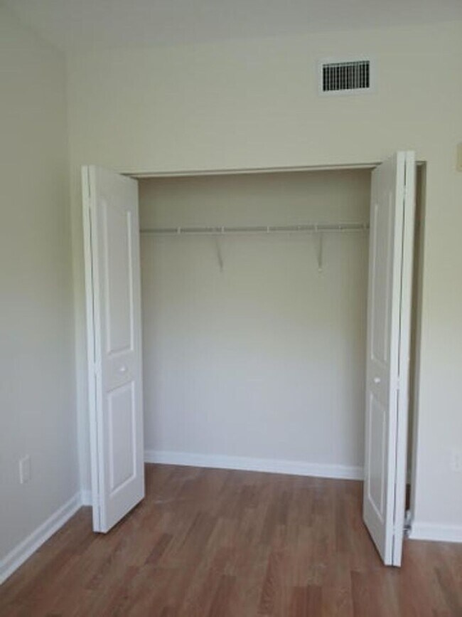 Building Photo - 9857 Baywinds Blvd