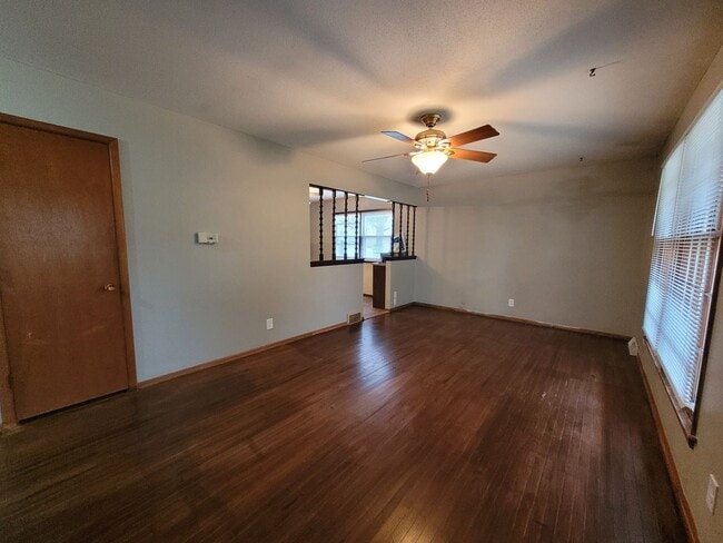 Building Photo - 3 Bedroom, 1.5 Bathroom home with detached garage