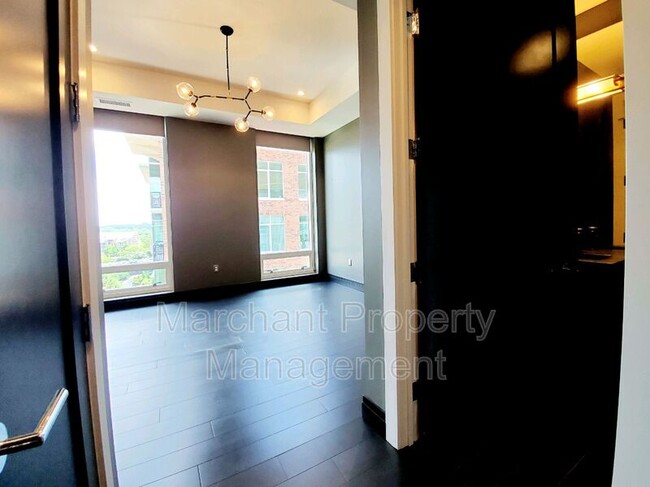 Building Photo - 220 Riverplace