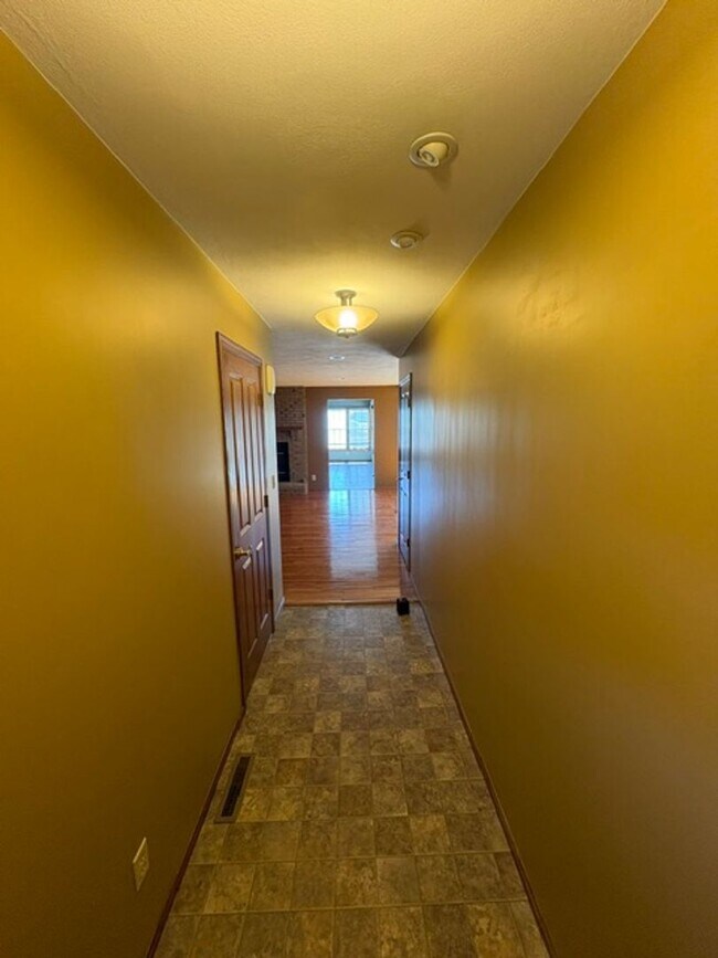 Building Photo - Single Family Home in Germantown Hills with Pool 3 BR / 4BA