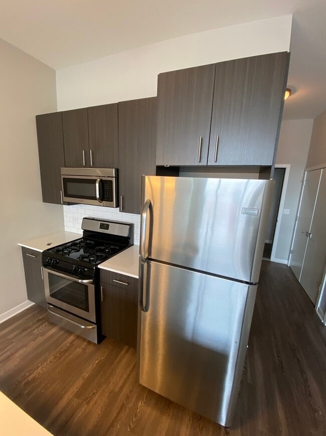 Building Photo - 1545 W North Ave