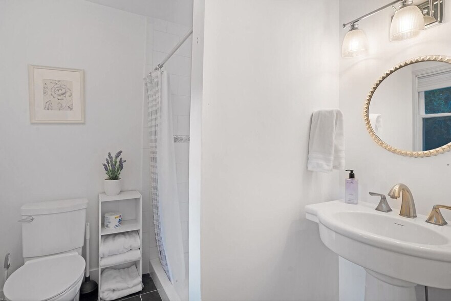 Building Photo - 450 Eastward Ct