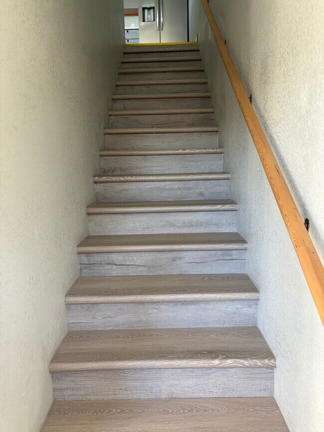 Building Photo - 682 Elm Ave