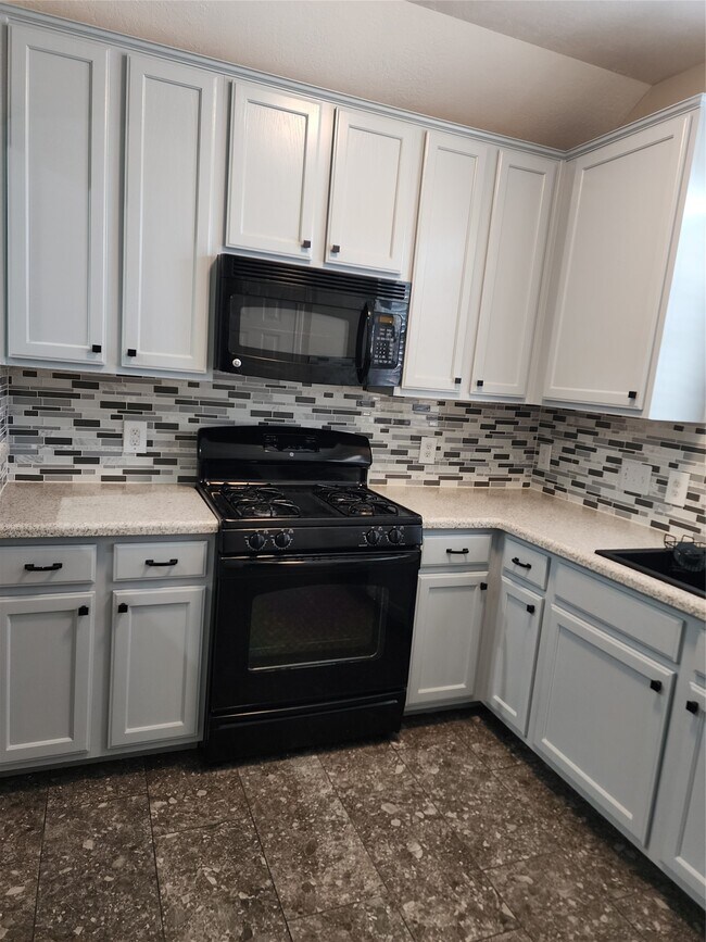 Building Photo - 1714 Village Townhome Dr