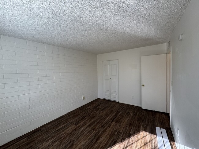 Building Photo - Introducing a charming 2 bedroom, 1 bathro...