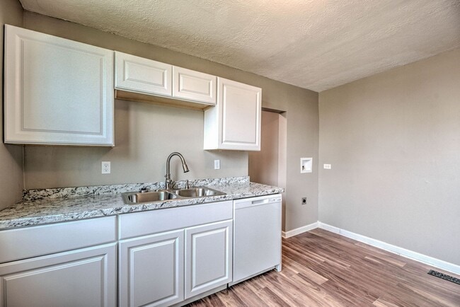 Building Photo - Knoxville 37914 - CHARMING 2 BEDROOM 1 BATH HOME WITH BONUS LOT! Contact Lisa Vineyard & Shannon ...