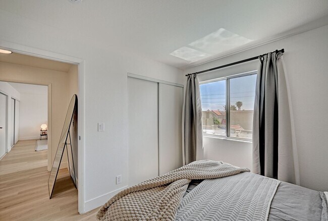 Building Photo - Furnished 4 bedroom home in the Lakes!