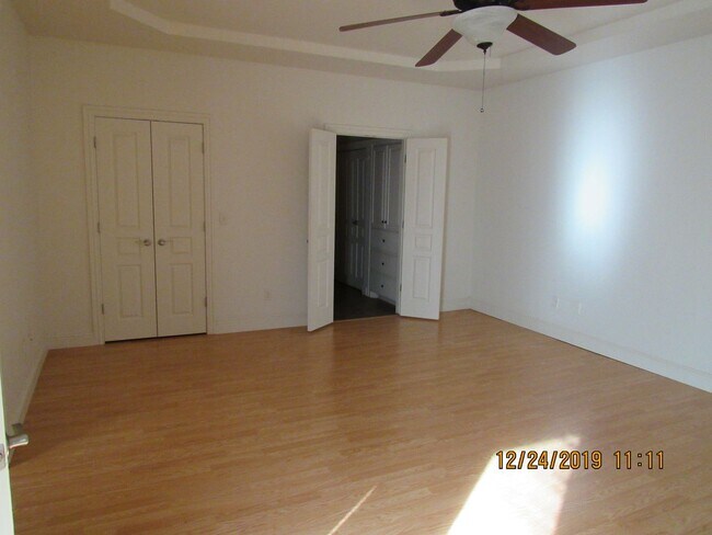 Building Photo - Fantastic Condo located close to Ft. Sill, Shopping and Restaurants Handicap Accessible! No Pet H...