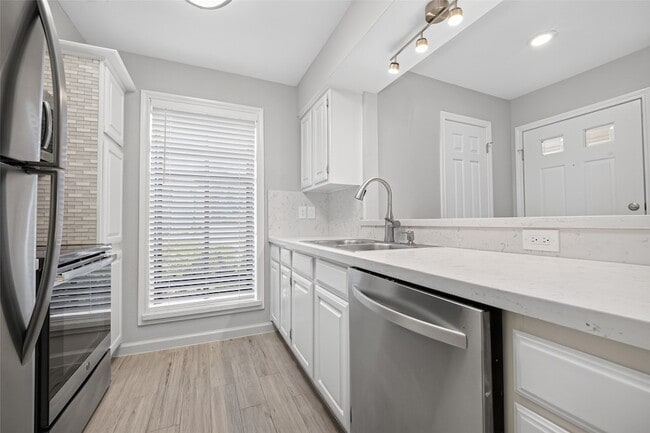 Building Photo - 1311 Antoine Dr