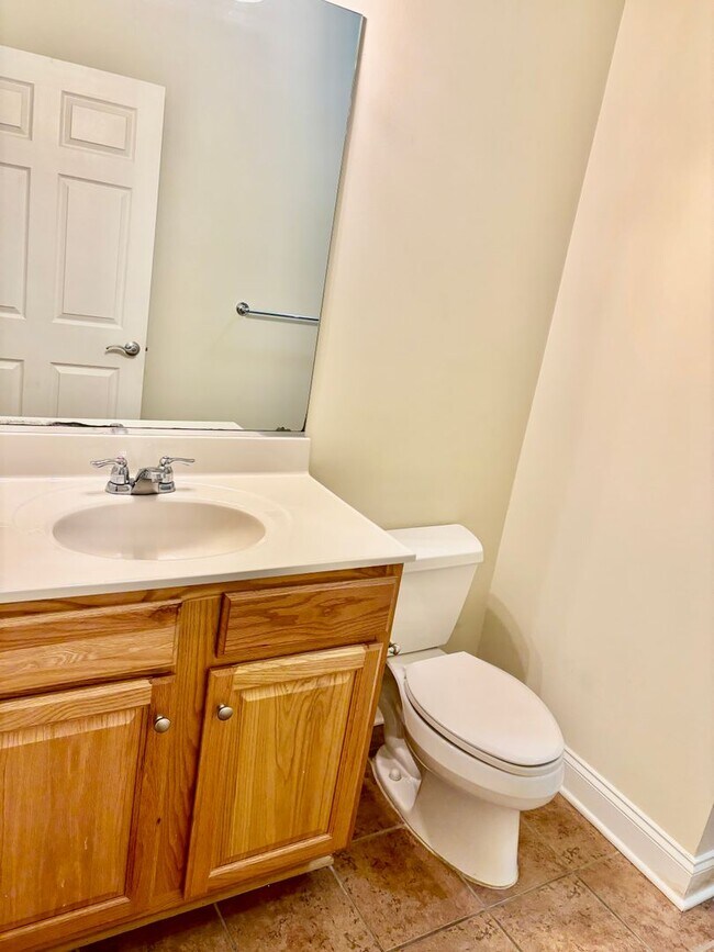 Building Photo - 3 bedroom/ 2 bathroom- Bennington on the Park