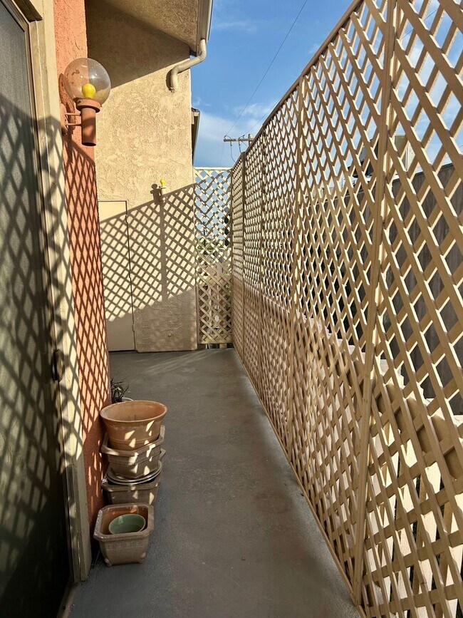Building Photo - ***Amazing 2 Bed 2.5 Bath Westwood Condo U...