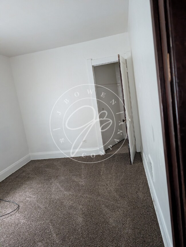 Building Photo - $400 deposit! Spacious upper duplex with i...